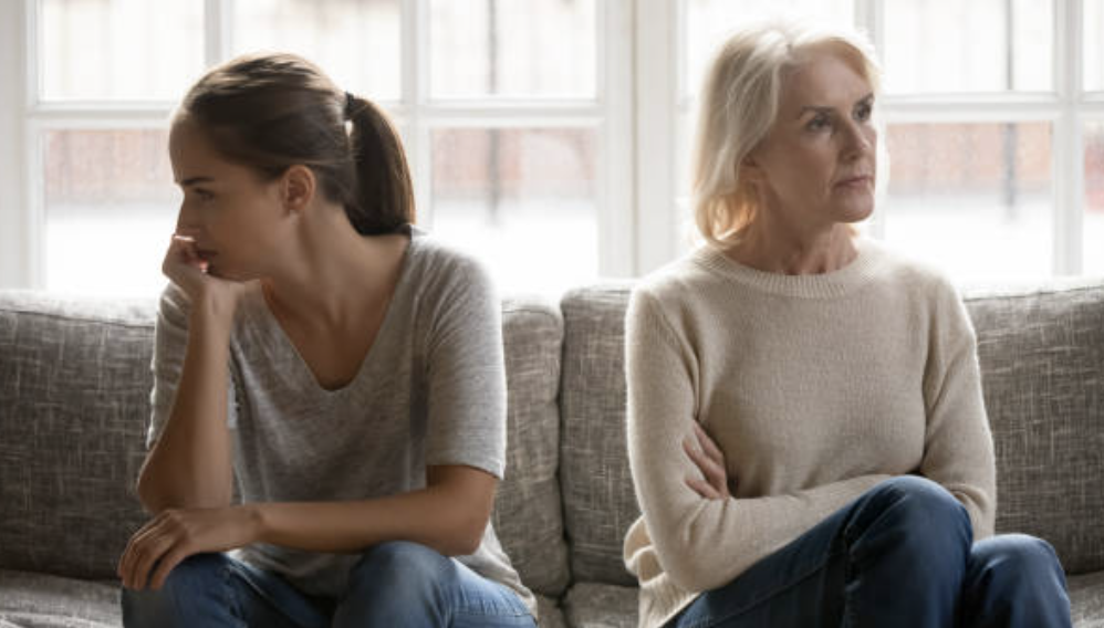 You are currently viewing 10 Signs You Were Raised by a Toxic Mother